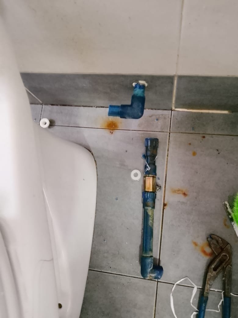 Exposed bathroom water pipe repair